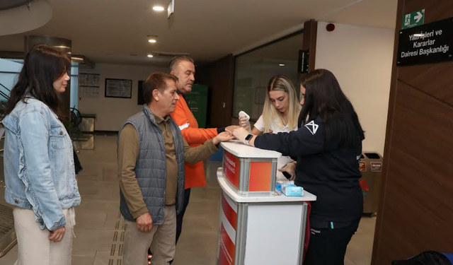 BÜYÜKŞEHİR ‘DÜNYA DİYABET GÜNÜ’ KAPSAMINDA BELEDİYE PERSONELİ’NİN ŞEKER ÖLÇÜMÜNÜ YAPTI