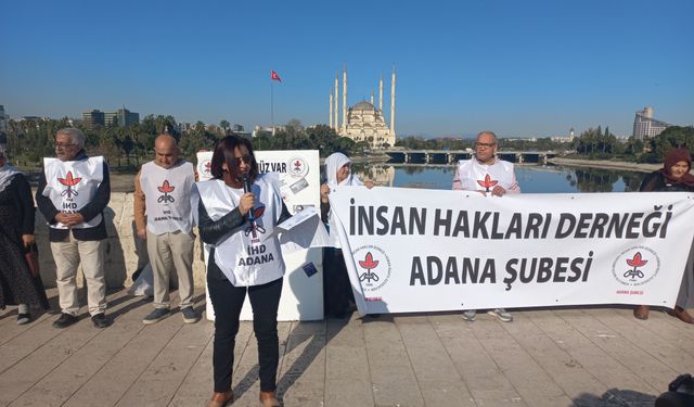 İHD Adana Taşköprü’de Barış Zinciri Oluşturdu: “Israrla Barış, Demokrasi ve İnsan Hakları”
