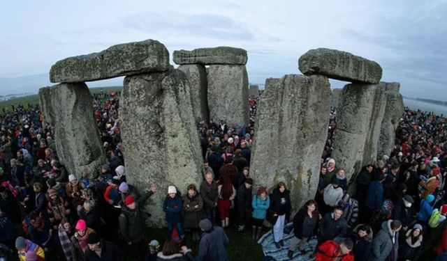 Stonehenge’de Kış Gündönümü Büyüsü: Binlerce Kişi Yılın En Kısa Gününde Buluştu
