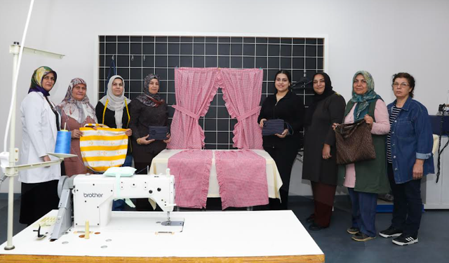 ÖZEL BİREY ANNELERİ BÜYÜKŞEHİR İLE HEM SOSYALLEŞİYOR HEM EL İŞİ ÖĞRENİYOR