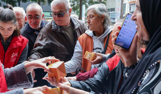 BÜYÜKŞEHİR REGAİP KANDİLİ’NDE 15 BİN KANDİL SİMİDİ DAĞITTI