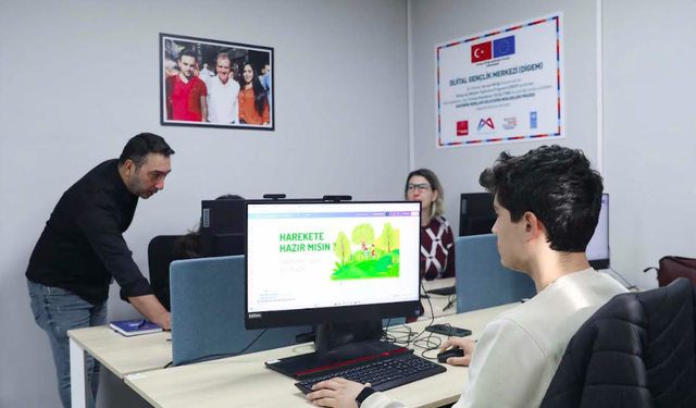 MERCEK’TE ‘DİJİTAL TASARIM VE CANVA’ KURSUNA YOĞUN İLGİ