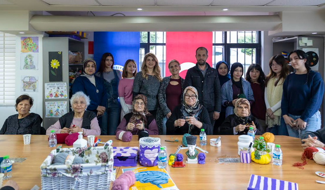 ALZHEİMER HASTALARI BÜYÜKŞEHİR İLE SANATA VE HAYATA DOKUNUYOR