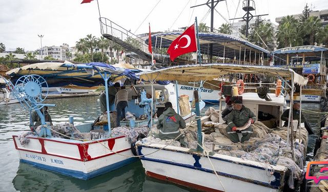 MERSİN BÜYÜKŞEHİR BELEDİYESİ KÜÇÜK ÖLÇEKLİ BALIKÇILARIN YANINDA