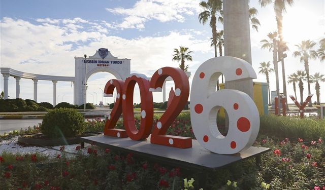 MERSİN BÜYÜKŞEHİR YENİ YIL SÜSLEMELERİYLE KENTİ RENKLENDİRDİ