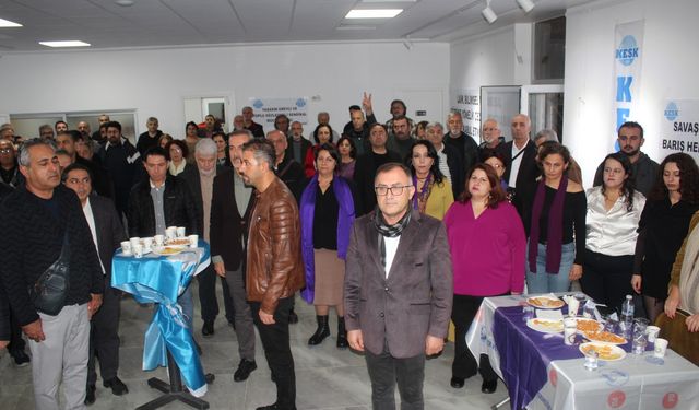 Adana'da KESK, 30. yılını dayanışma gecesiyle kutladı; emek, özgürlük ve mücadele vurgusu salona damga vurdu