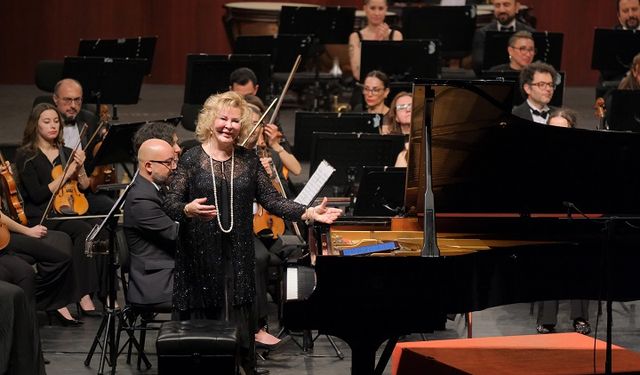 Dünyaca Ünlü Piyanist Gülsin Onay Eskişehir’i Büyüledi