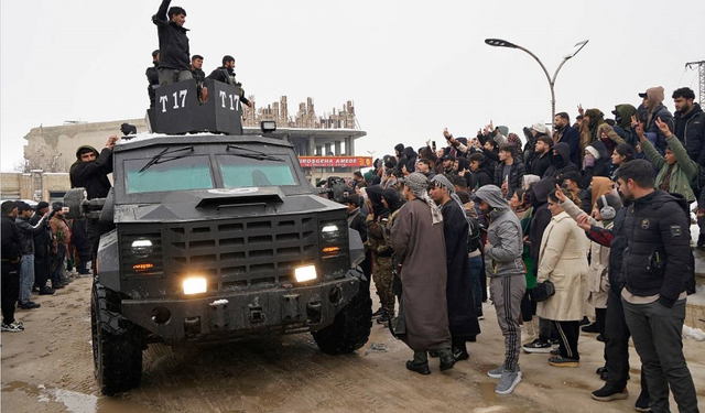 Şam ile Suriye Demokratik Güçleri Arasında Ateşkes 15 Gün Uzatıldı: IŞİD Tutuklularının Irak’a Transferi Sürüyor