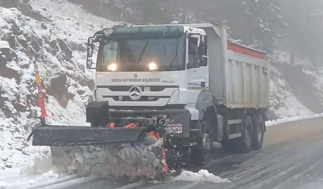 BÜYÜKŞEHİR EKİPLERİ GECE-GÜNDÜZ KARLA MÜCADELE EDİYOR