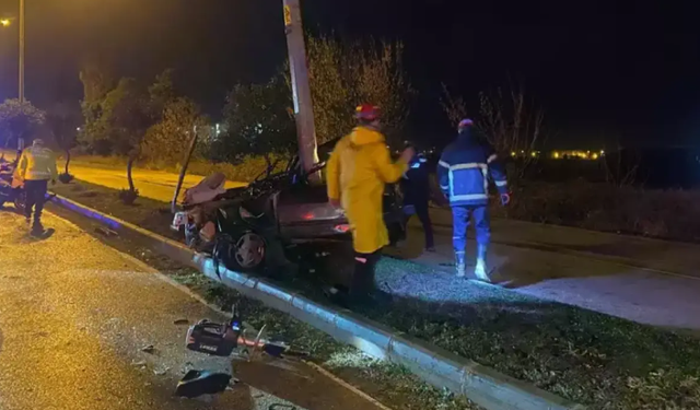 Adana Ceyhan’da feci kaza: Otomobil ikiye bölündü, 2 kişi yaralandı