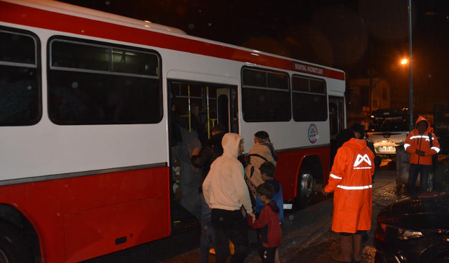 SU BASKINI YÜZÜNDEN MAHSUR KALAN TARIM İŞÇİLERİ BÜYÜKŞEHİR TARAFINDAN TAHLİYE EDİLDİ