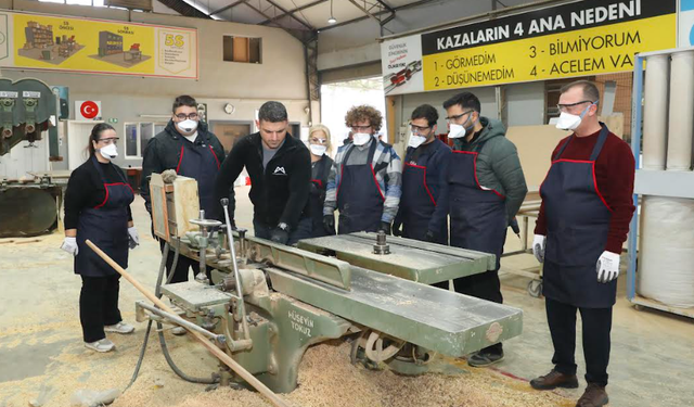 MERSİN BÜYÜKŞEHİR KADIN MOBİLYA USTALARI YETİŞTİRİYOR