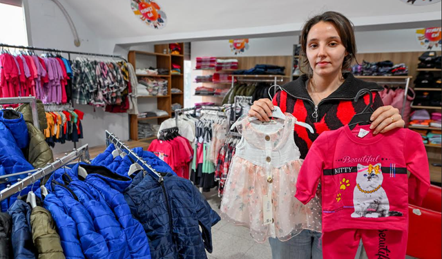 MERSİN BÜYÜKŞEHİR KIYAFET EVLERİ İLE AİLELERİN YÜKÜNÜ HAFİFLETİYOR