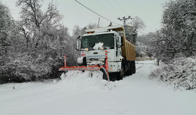 BÜYÜKŞEHİR EKİPLERİ OLUMSUZ HAVA KOŞULLARINA KARŞI ÇALIŞMALARA BAŞLADI