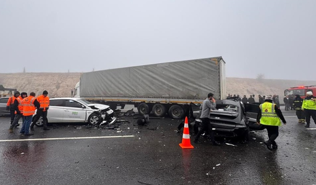 TAG Otoyolu'nda zincirleme trafik kazasında 2 kişi hayatını kaybetti, 11 kişi yaralandı