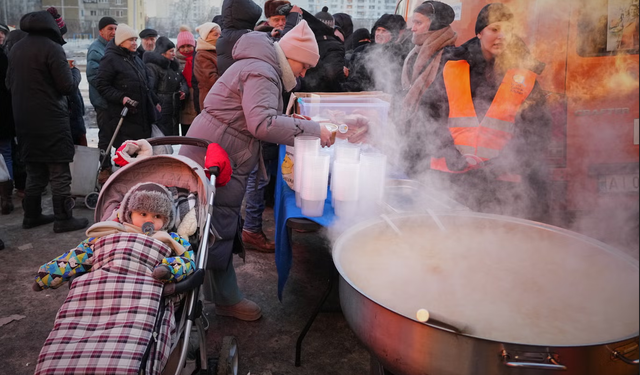Rusya’nın enerji sistemine saldırıları nedeniyle Ukraynalılar -15 derecede hayatta kalmaya çalışıyor