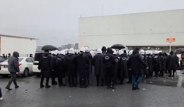 Esenyurt Migros deposunda direnişe abluka: Yağmur altında “tente yasağı”