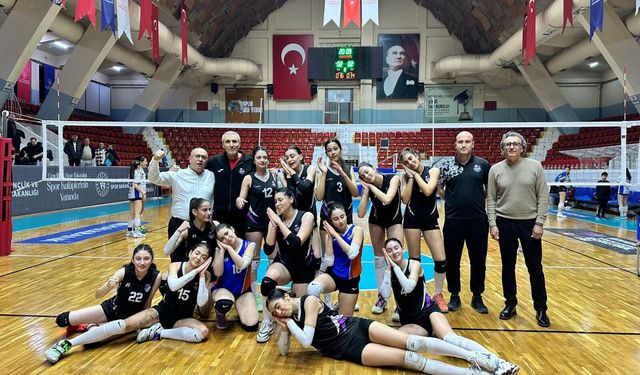 ABBSK Genç Kızlar Voleybol Takımı, Zeydan Karalar’ı şampiyonlukla karşıladı