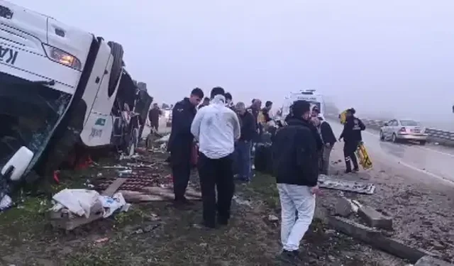 Adana’da Bayram Sabahı Faciası: Yolcu Otobüsü Devrildi, 2 Ölü 19 Yaralı