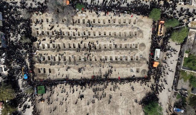 İran’da Okul Saldırısında Hayatını Kaybeden 168 Kız Öğrenci İçin Yas