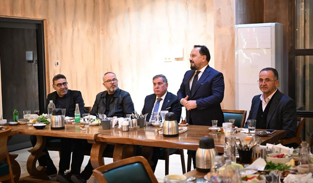 Sarıçam Belediye Başkanı Bilal Uludağ, Eski Belediye Başkanlarıyla İftar Sofrasında Buluştu