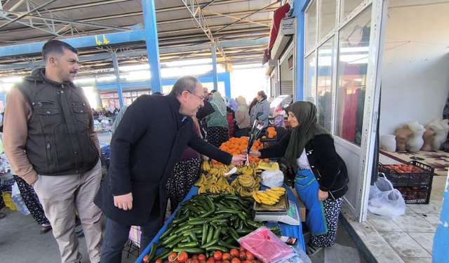 CHP’Lİ EVRİM KARAKOZ ACARLAR PAZARINDA KADIN EMEKÇİLERİ ZİYARET ETTİ