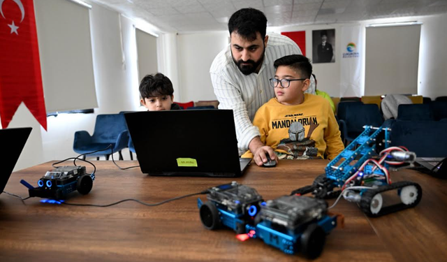 ÇUKUROVA’DA ÇOCUKLAR VE GENÇLER TEKNOLOJİYLE BULUŞUYOR