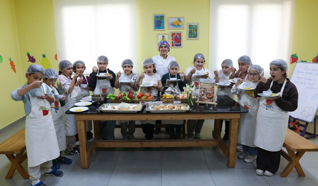 MERSİN BÜYÜKŞEHİR’İN MUTFAK ATÖLYESİ ÇOCUKLARA YENİ BECERİLER KAZANDIRIYOR