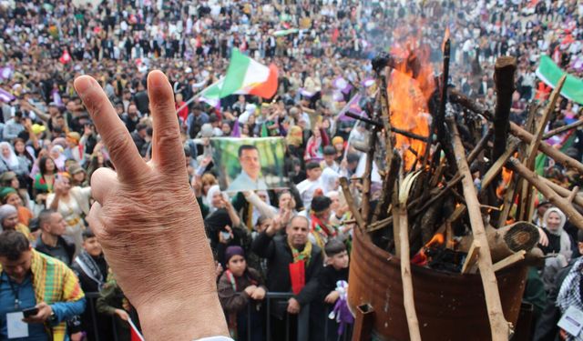 Adana’da Newroz Coşkusu: Mimar Sinan’da Binler Buluştu, “Barış ve Özgürlük” Mesajları Yükseldi