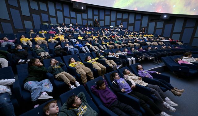 Mercan planetaryumunda çocuklar evrenin derinliklerini keşfediyor