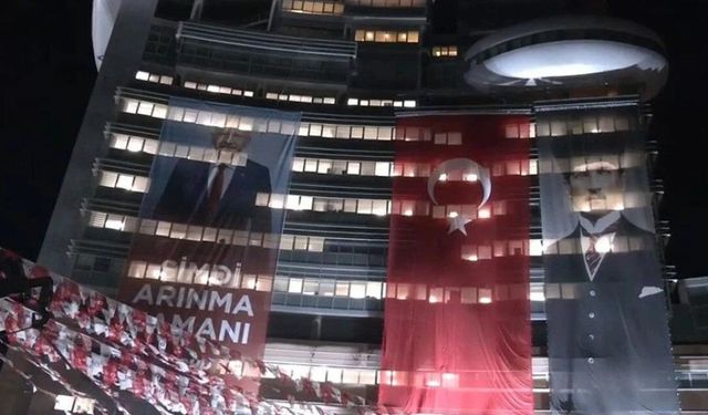 Cumhuriyet Halk Partisi Genel Merkezi’ne Kılıçdaroğlu Posteri Asıldı