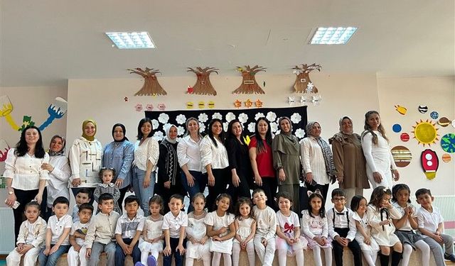 MİNİKLER ANNELERİNE SEVGİYİ OYUNLARLA ANLATTI