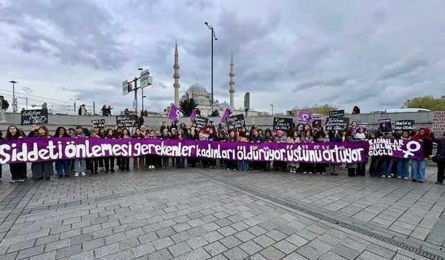 “Bizi Sizden Kim Koruyacak?”: İstanbul'da Kadınlar Zincir Oldu, Adalet İstedi
