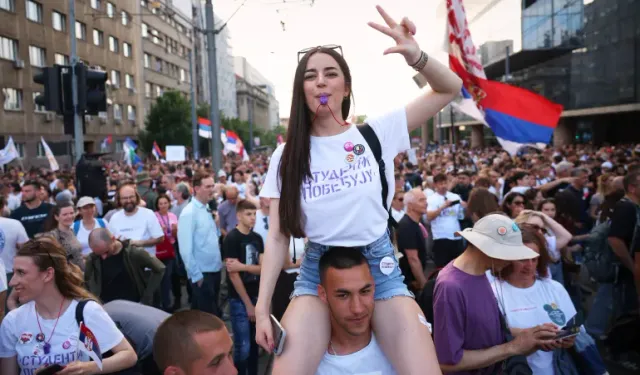 Sırbistan’da on binlerce kişi hükümet karşıtı protesto için sokakta: Erken seçim çağrısı yükseliyor