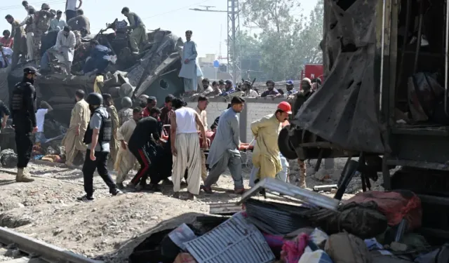 Pakistan’da Tren Hattına Bombalı Saldırı: 20’den Fazla Kişi Hayatını Kaybetti