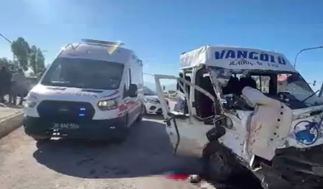 Hakkari'de Yolcu Minibüsü ile Kamyon Çarpıştı: 2 Ölü, 3 Yaralı
