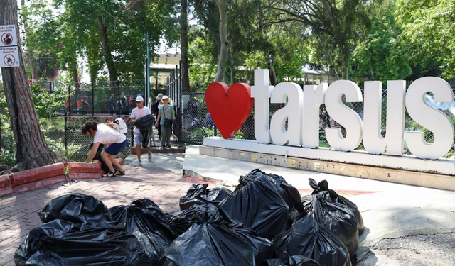 MERSİN BÜYÜKŞEHİR VATANDAŞLARLA TARSUS’TA ÇEVRE TEMİZLİĞİ YAPTI