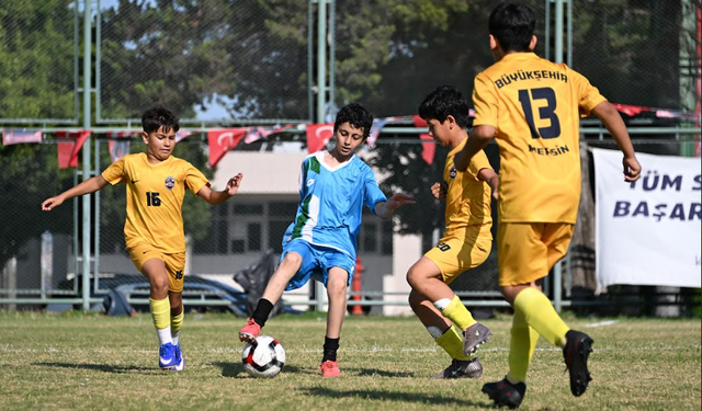 BÜYÜKŞEHİR EV SAHİPLİĞİNDEKİ ‘U-11 VE U-12 ÇOCUK FUTBOL ŞENLİĞİ’ DEVAM EDİYOR
