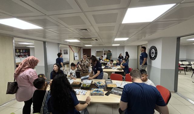Çukurova Üniversitesi Öğrencilerinden Hastanede Tedavi Gören Çocuklara Teknoloji Atölyesi