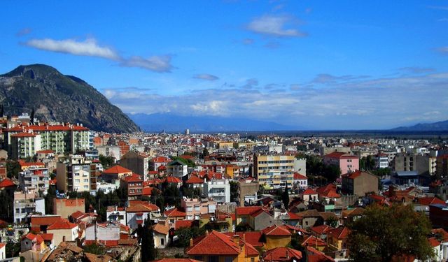 Kuyucak İlçesinde Teknolojik Seralarda Jeotermal Enerjiyle Yılın Her Dönemi Üretim