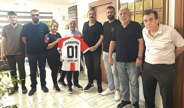 Turuncu-Beyazlılar, Başkan Kurtul Çakın’a çiçek verip, forma takdiminde bulundular