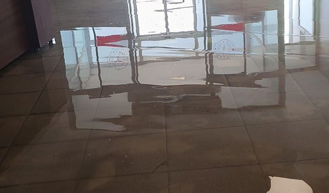 SES, CEYHAN DEVLET HASTANESİ'Nİ İKİNCİ KEZ SU BASTI: BU BİR KAZA DEĞİL, YÖNETİM SORUNUDUR!