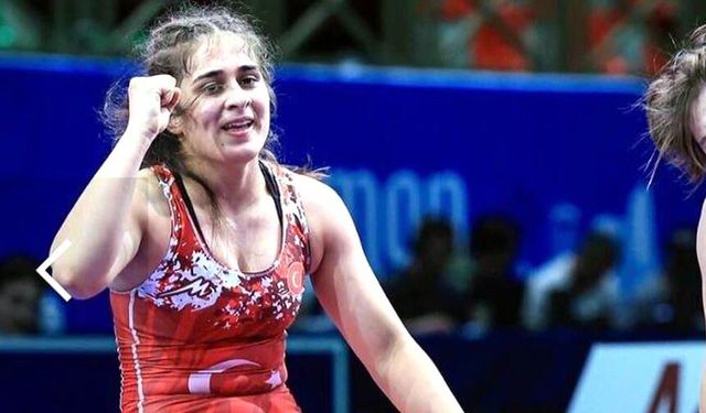 Milli güreşçi Özdenur Özmez, U17 Dünya Şampiyonu oldu