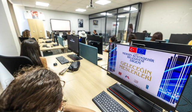 MERSİN BÜYÜKŞEHİR GENÇLERİ YAZILIM SEKTÖRÜNE HAZIRLIYOR