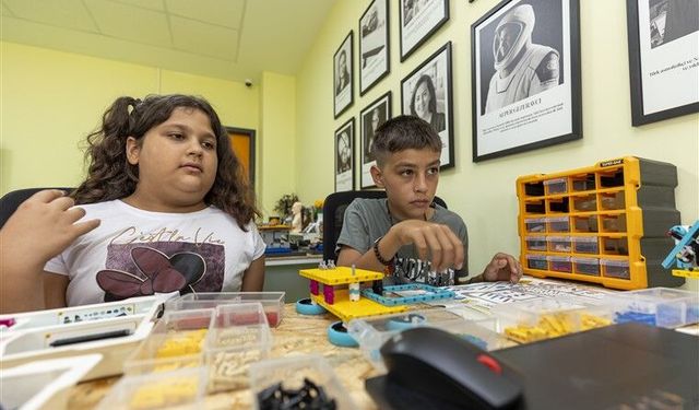 MERSİN BÜYÜKŞEHİR’İN MİNİK MUCİTLERİ ‘RUBİK KÜP ÇÖZEN ROBOT’ TASARLADI