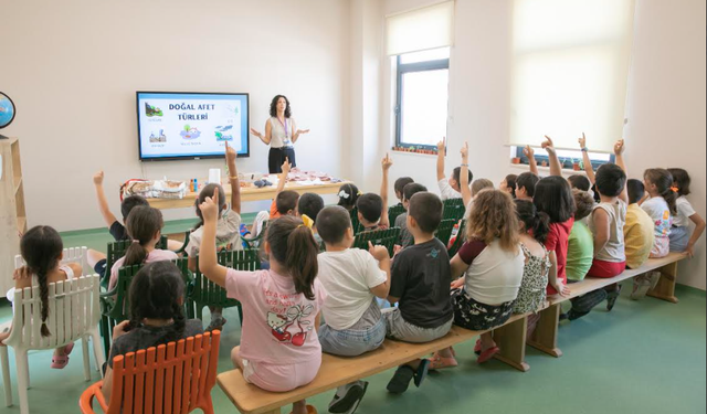 Mersin Büyükşehir’den çocuklara afet eğitimi: “Çök-Kapan-Tutun”u uygulayarak öğrendiler