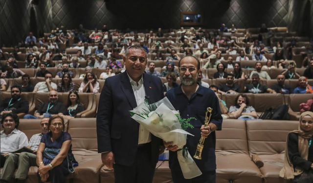 Dünya sinemasının usta ismi Asgar Farhadi’ye Yaşam Boyu Başarı ödülü verildi