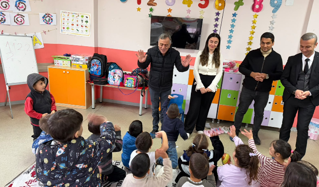 Tufanbeyli Belediye Başkanı Ahmet Aktürk’ten Miniklere Cumhuriyet Bayramı Hediyesi