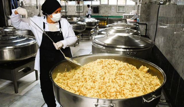 Adana Öğretmenevinden 4 İlçedeki 5 Bin 61 Öğrenciye Her Gün Sıcak Yemek