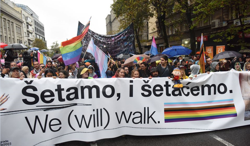 Avrupa LGBTQ Yürüyüşünde Polis, LGBTQ karşıtlarıyla çatıştı